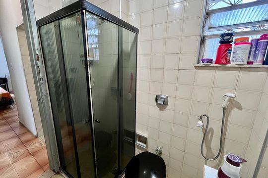 Banheiro de apartamento à venda com 2 quartos, 50m² em Tanque, Rio de Janeiro