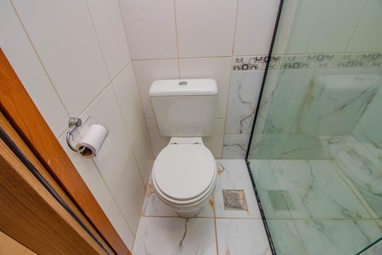 Banheiro da Suíte de apartamento para alugar com 3 quartos, 89m² em Passo D’areia, Porto Alegre
