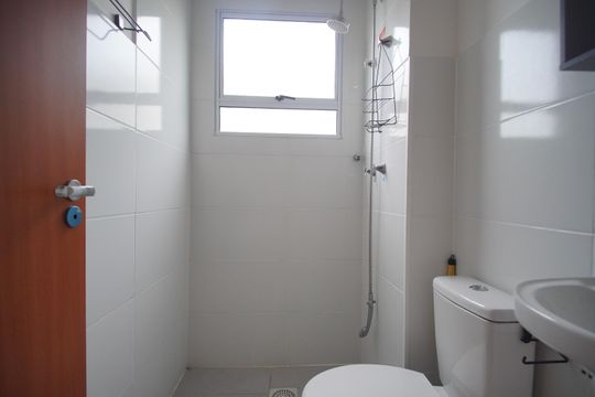Banheiro de apartamento para alugar com 2 quartos, 44m² em Santos Dumont, São Leopoldo