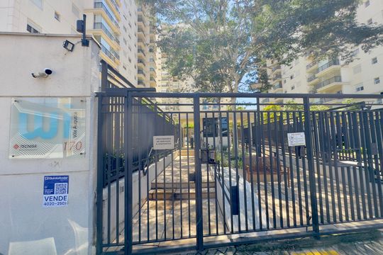 Placa instalada na fachada do imóvel de apartamento à venda com 2 quartos, 70m² em Vila Augusta, Guarulhos