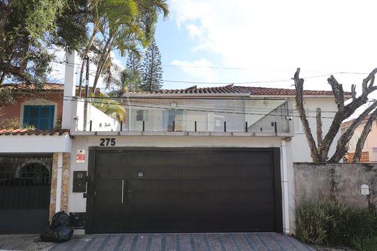 Fachada de casa à venda com 5 quartos, 250m² em Jardim Umuarama, São Paulo