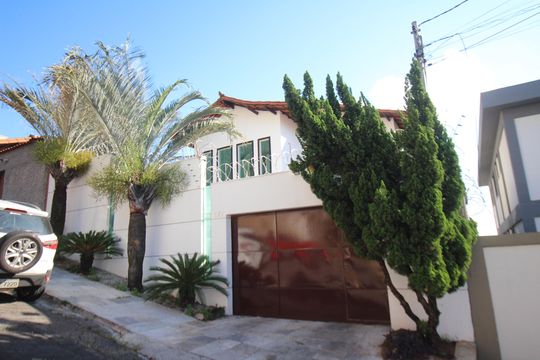 Fachada de casa para alugar com 3 quartos, 281m² em Camargos, Belo Horizonte