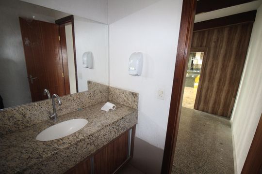 Banheiro 3 de casa para alugar com 3 quartos, 281m² em Camargos, Belo Horizonte
