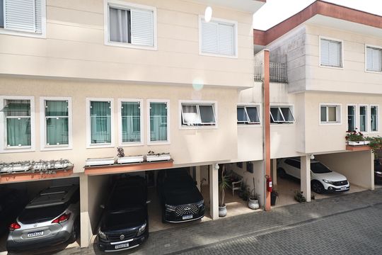 Vista da sala  de casa de condomínio à venda com 3 quartos, 135m² em Vila América, Santo André