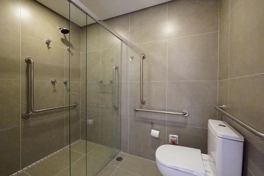 Banheiro de kitnet/studio para alugar com 1 quarto, 29m² em Liberdade, São Paulo