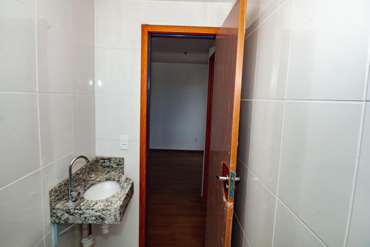 Banheiro Social de apartamento para alugar com 2 quartos, 46m² em Braúnas, Belo Horizonte