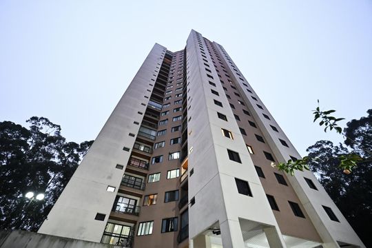 Fachada de apartamento para alugar com 2 quartos, 75m² em Jardim Henriqueta, Taboão da Serra