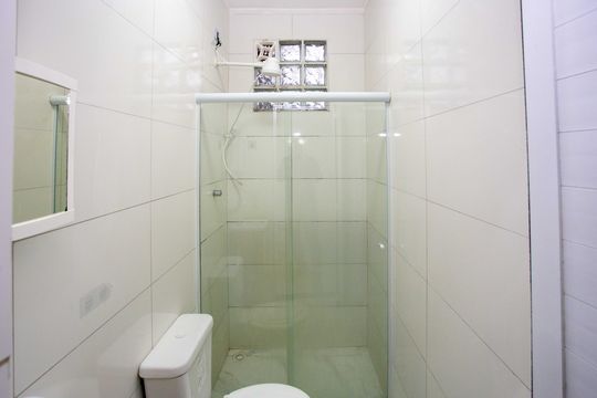 Banheiro de kitnet/studio para alugar com 1 quarto, 25m² em Taboão, Diadema