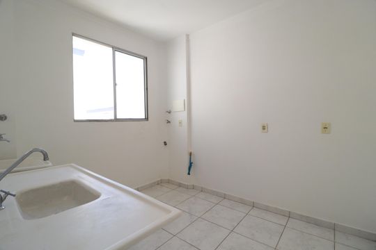 Cozinha de apartamento para alugar com 2 quartos, 49m² em Gávea, Uberlândia