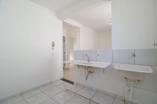Cozinha de apartamento para alugar com 2 quartos, 49m² em Gávea, Uberlândia