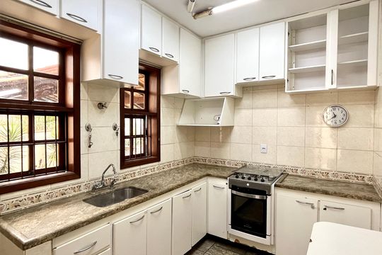 Casa à venda com 3 quartos, 450m² em Fernão Dias, Belo Horizonte