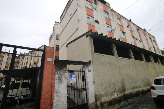 Fachada do bloco de apartamento para alugar com 2 quartos, 50m² em Olaria, Rio de Janeiro