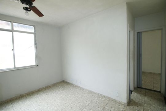 Sala de apartamento para alugar com 2 quartos, 50m² em Olaria, Rio de Janeiro