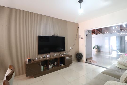 Casa para alugar com 2 quartos, 250m² em Jardim Europa, Uberlândia