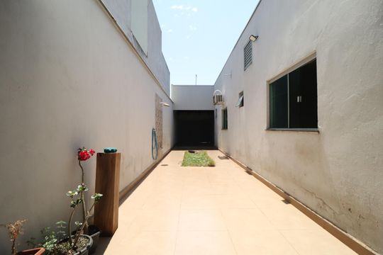 Corredor de casa para alugar com 2 quartos, 250m² em Jardim Europa, Uberlândia