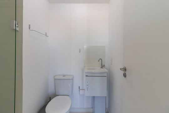 Banheiro de kitnet/studio para alugar com 1 quarto, 26m² em Lapa, São Paulo