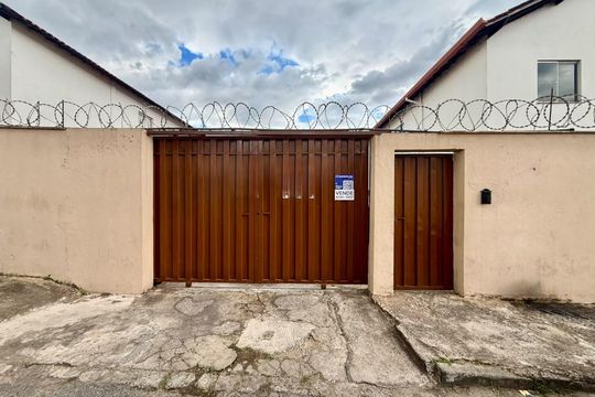 Fachada de casa de condomínio à venda com 2 quartos, 50m² em Fonte Grande, Contagem