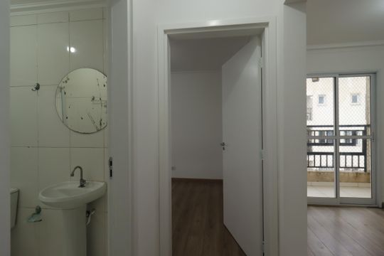 Corredor de apartamento para alugar com 2 quartos, 56m² em Vila Assis Brasil, Mauá