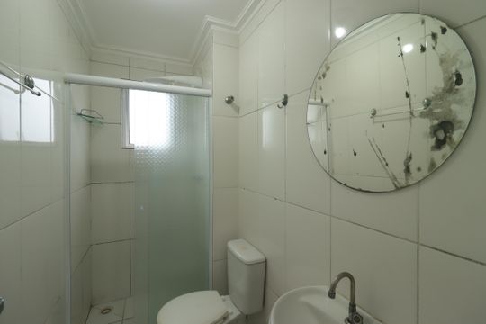Banheiro de apartamento para alugar com 2 quartos, 56m² em Vila Assis Brasil, Mauá