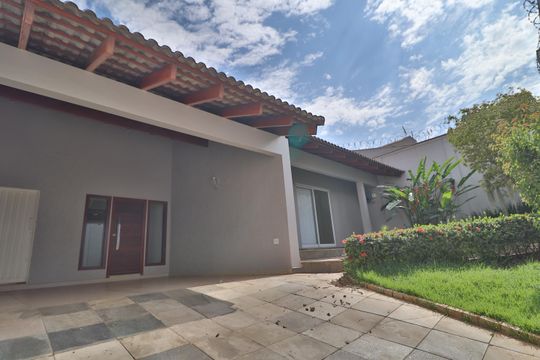 Fachada de casa para alugar com 4 quartos, 320m² em Tabajaras, Uberlândia
