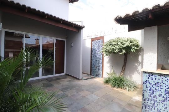 Área externa de casa para alugar com 4 quartos, 320m² em Tabajaras, Uberlândia