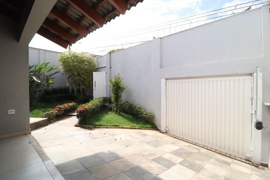 Garagem de casa para alugar com 4 quartos, 320m² em Tabajaras, Uberlândia