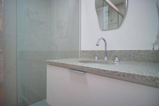 Banheiro de kitnet/studio para alugar com 1 quarto, 28m² em Passo D’areia, Porto Alegre