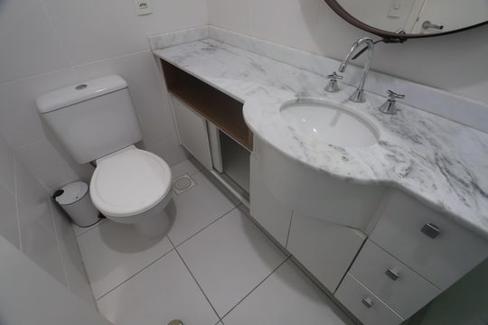 Banheiro  de apartamento para alugar com 2 quartos, 61m² em Marechal Rondon, Canoas