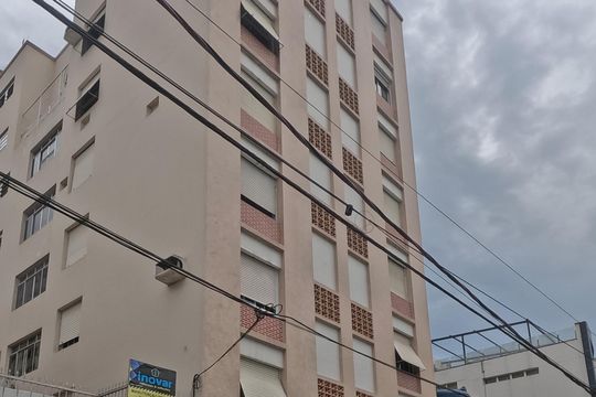 Fachada | Adesivo/Placa Quintoandar instalado  de apartamento para alugar com 2 quartos, 80m² em Pompéia, Santos