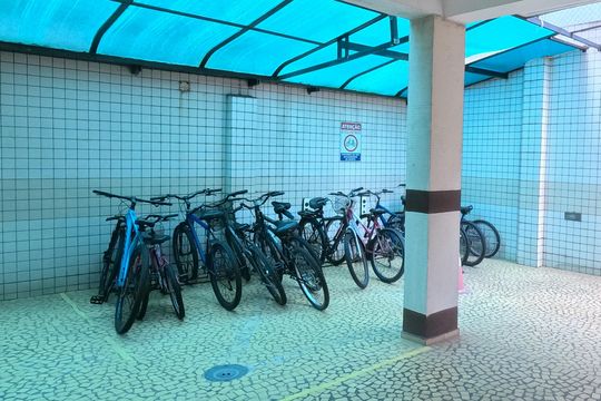Área Comum - Bicicletário de apartamento para alugar com 2 quartos, 80m² em Pompéia, Santos