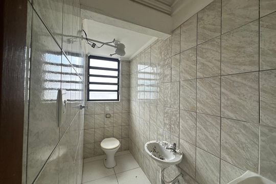 Banheiro de kitnet/studio para alugar com 1 quarto, 26m² em Jardim Silveira, Barueri