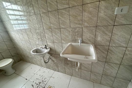 Banheiro de kitnet/studio para alugar com 1 quarto, 26m² em Jardim Silveira, Barueri