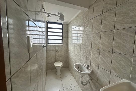 Banheiro de kitnet/studio para alugar com 1 quarto, 26m² em Jardim Silveira, Barueri