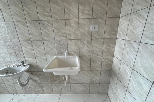 Banheiro de kitnet/studio para alugar com 1 quarto, 26m² em Jardim Silveira, Barueri