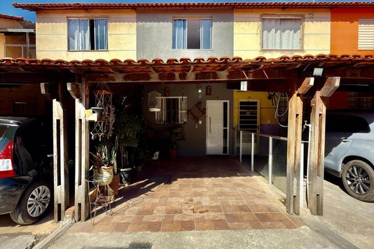 Fachada de casa de condomínio à venda com 2 quartos, 100m² em Califórnia, Belo Horizonte