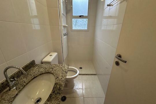Banheiro de apartamento para alugar com 2 quartos, 57m² em Parque Viana, Barueri