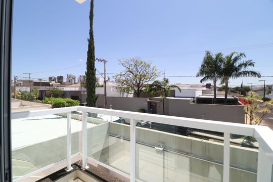 Sacada de casa para alugar com 3 quartos, 145m² em Jardim Karaíba, Uberlândia