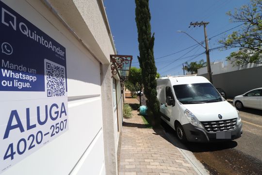 Plaquinha de casa para alugar com 3 quartos, 145m² em Jardim Karaíba, Uberlândia