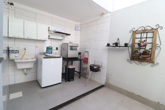 Área de Serviço de casa para alugar com 3 quartos, 145m² em Jardim Karaíba, Uberlândia