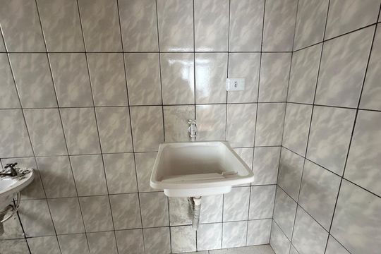 Banheiro de kitnet/studio para alugar com 1 quarto, 26m² em Jardim Silveira, Barueri