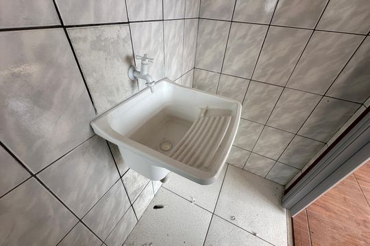 Banheiro de kitnet/studio para alugar com 1 quarto, 26m² em Jardim Silveira, Barueri