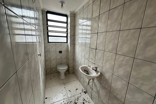 Banheiro de kitnet/studio para alugar com 1 quarto, 26m² em Jardim Silveira, Barueri