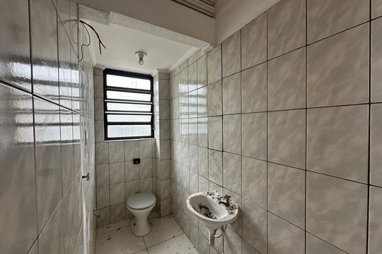 Banheiro de kitnet/studio para alugar com 1 quarto, 26m² em Jardim Silveira, Barueri