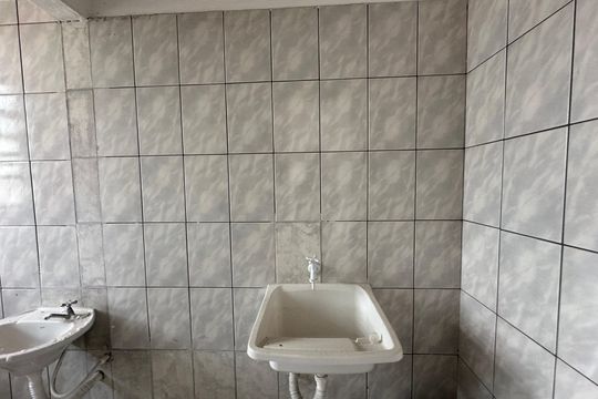 Banheiro de kitnet/studio para alugar com 1 quarto, 26m² em Jardim Silveira, Barueri