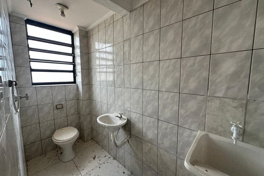 Banheiro de kitnet/studio para alugar com 1 quarto, 26m² em Jardim Silveira, Barueri