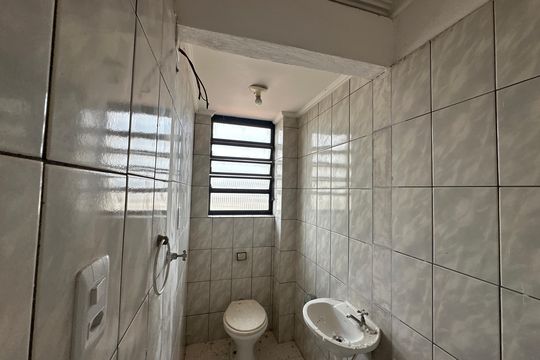 Banheiro de kitnet/studio para alugar com 1 quarto, 26m² em Jardim Silveira, Barueri
