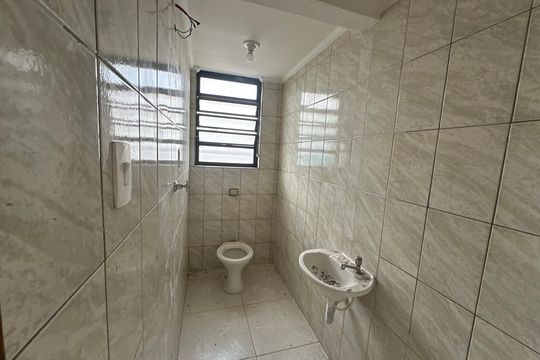 Banheiro de kitnet/studio para alugar com 1 quarto, 26m² em Jardim Silveira, Barueri