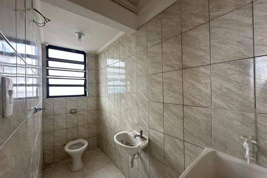 Banheiro de kitnet/studio para alugar com 1 quarto, 26m² em Jardim Silveira, Barueri