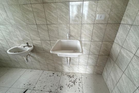 Banheiro de kitnet/studio para alugar com 1 quarto, 26m² em Jardim Silveira, Barueri