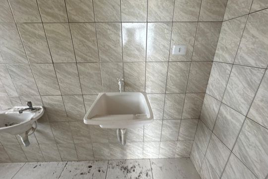 Banheiro de kitnet/studio para alugar com 1 quarto, 26m² em Jardim Silveira, Barueri
